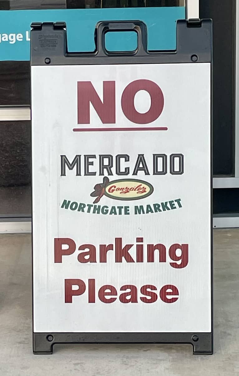 Mercado No Parking Sign